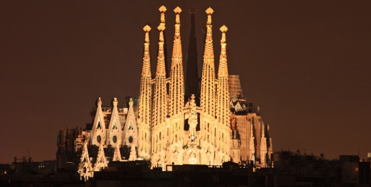 iluminacion sagrada familia barcelona